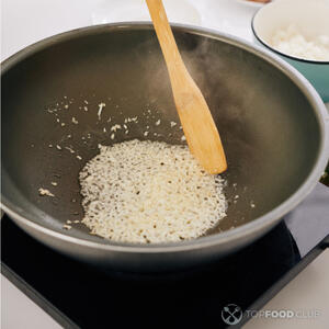 Обжарить лук