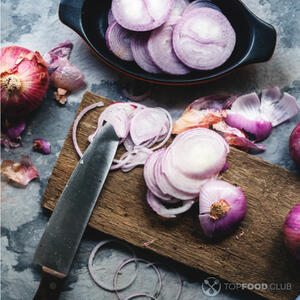 Порежьте красный лук