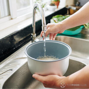 Промойте рис