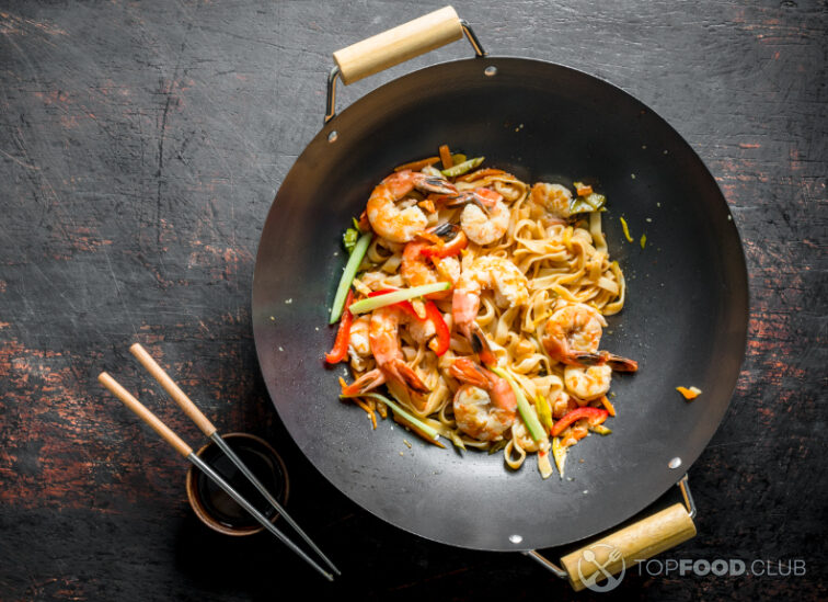 2024-01-03-9owca4-freshly-cooked-asian-udon-noodles-with-vegetables-2023-11-27-05-05-49-utc