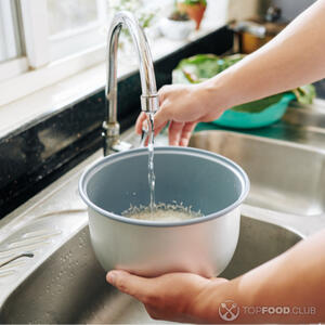 Промойте рис