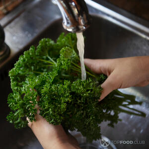 Помыть петрушку