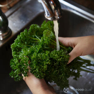 Помойте петрушку