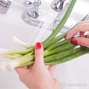 Помыть зеленый лук