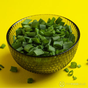 Нарезать зеленый лук