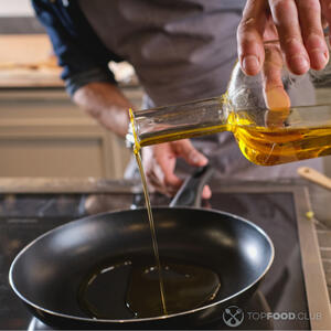 Налить масло