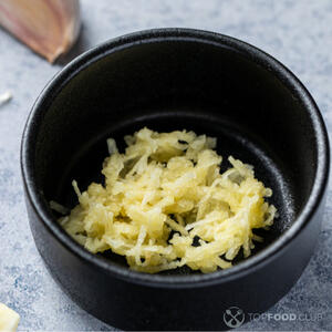 Натереть чеснок