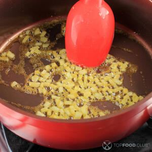 Обжарить лук