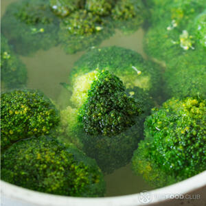 Бланшируйте брокколи