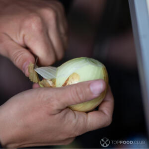 Очистите лук