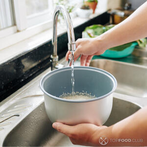 Промойте рис