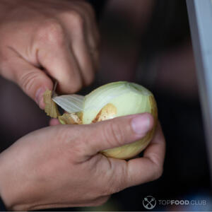 Очистите лук