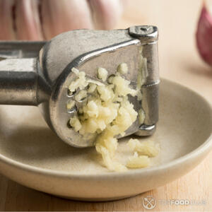 Чеснок раздавить