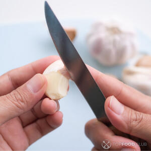 Очистите чеснок