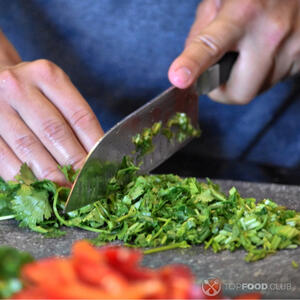 Нарежьте кинзу