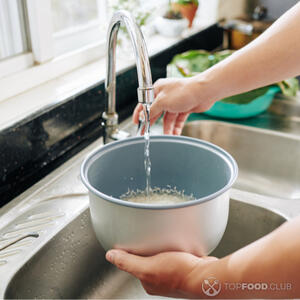 Промыть рис