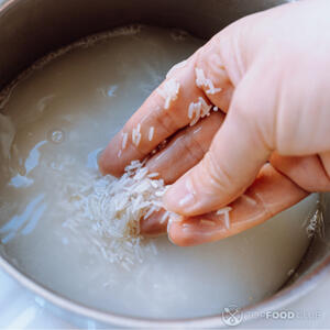 Промыть рис