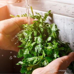 Помыть петрушку
