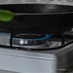 Разогреть сковороду