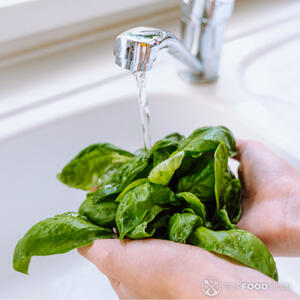 Помыть базилик