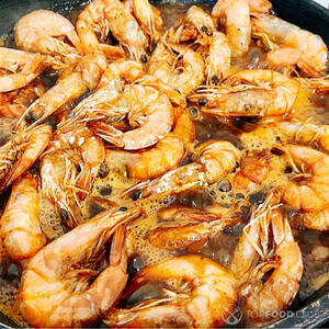 Жарить креветки