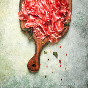 Прошутто нарежьте тонкими слайсами