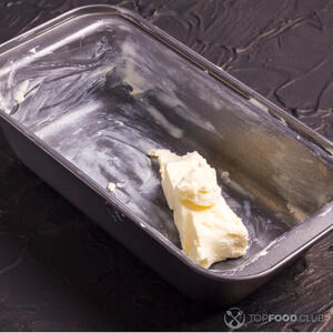 Форму для пирога смажьте маслом