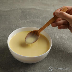 Добавить сгущенное молоко