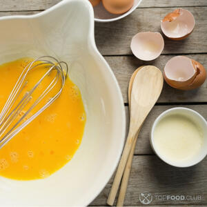 Соединить желток с водой