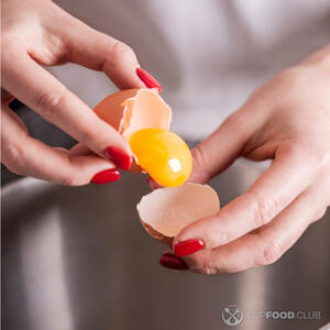 Разделить белки и желтки