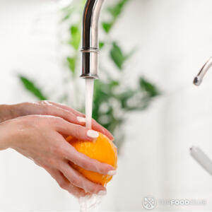 Помыть апельсин
