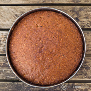 Разместить бисквит в форме