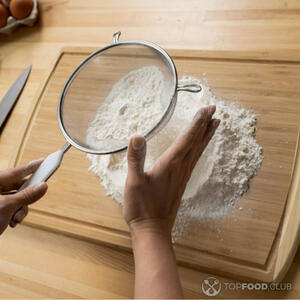 Просеять муку