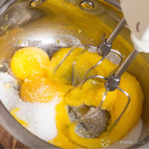 Взбить желтки