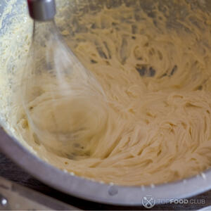 Взбить сливочное масло