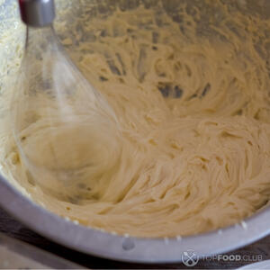 Взбить сливочное масло