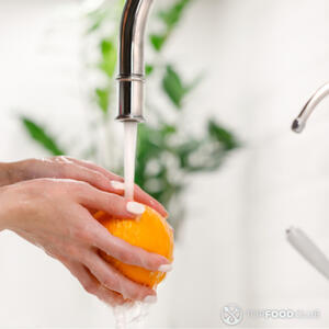 Помыть апельсин