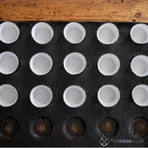 В 12 формочек для кексов вложите бумажные вкладыши 