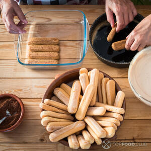 Печенье уложить в форму