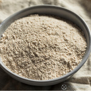 В большую миску просейте вместе цельнозерновую муку