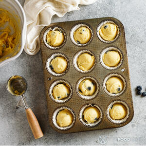 Столовой ложкой разложите тесто по формочкам