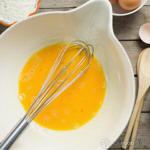 Взбить желтки