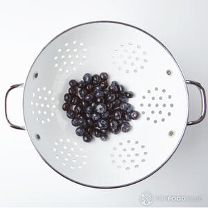 мыть чернику