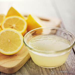 Выдавить лимон