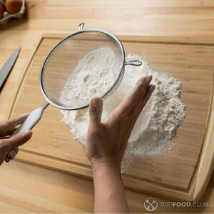 Просеять муку