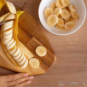 Нарезать бананы