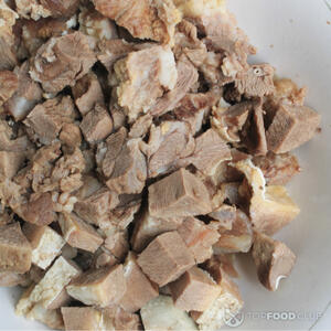 Свинину нарезать