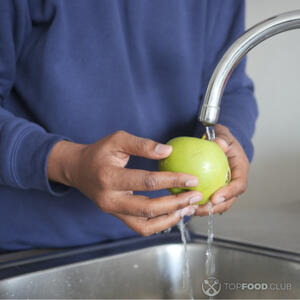 Помыть яблоки