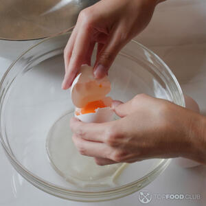 Отделить желтки