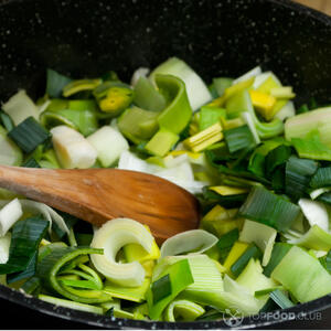 жарить лук-порей